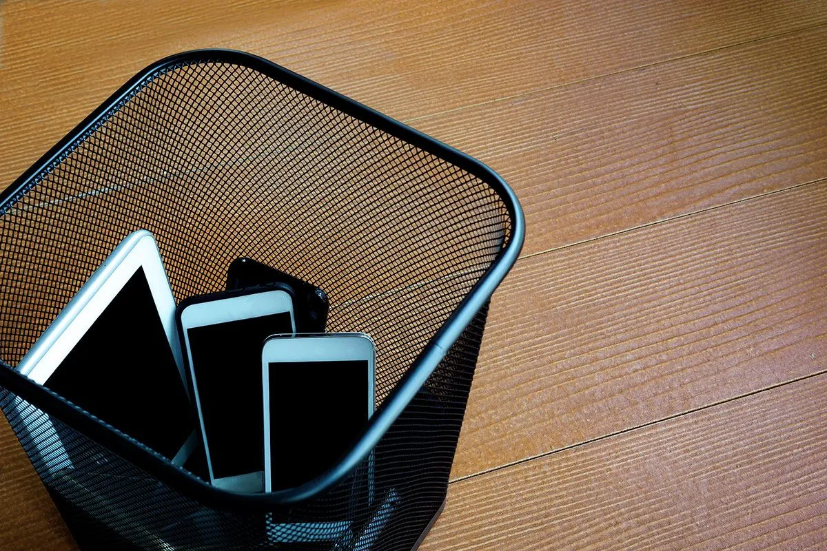 The future of smartphones: a technological crossroads